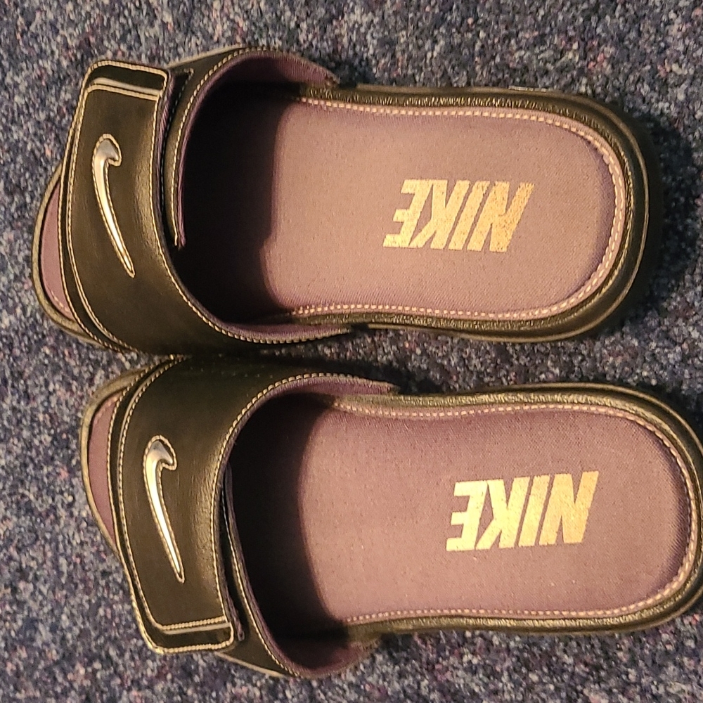Mens Nike slides size 10, black with padding for comfort